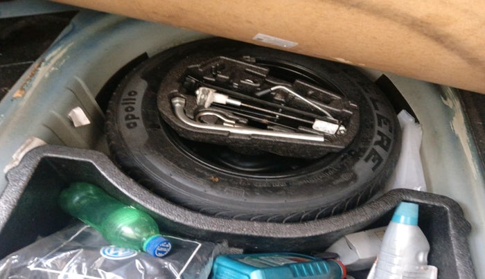 2011 Volkswagen Vento HIGHLINE DIESEL 1.6, Diesel, Manual, 99,073 km, tyre