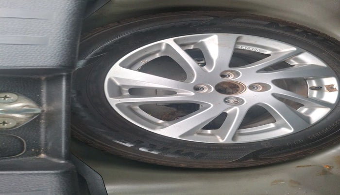 2014 Maruti Swift ZXI, Petrol, Manual, 1,12,653 km, tyre