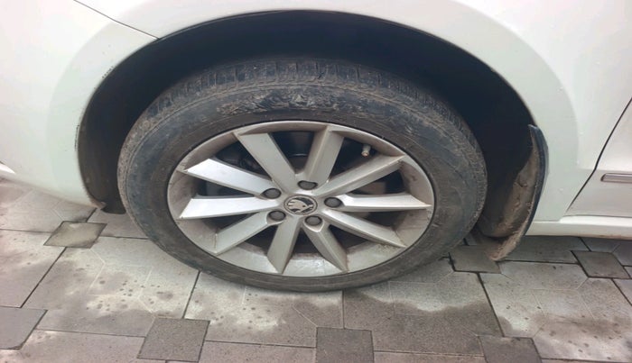 2014 Skoda Superb ELEGANCE 1.8 TSI AT, Petrol, Automatic, 1,11,233 km, tyre