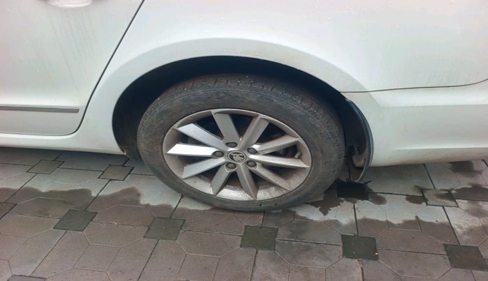 2014 Skoda Superb ELEGANCE 1.8 TSI AT, Petrol, Automatic, 1,11,233 km, tyre