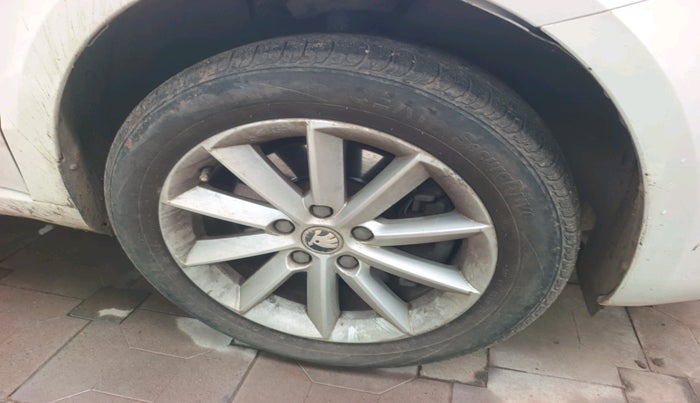 2014 Skoda Superb ELEGANCE 1.8 TSI AT, Petrol, Automatic, 1,11,233 km, tyre