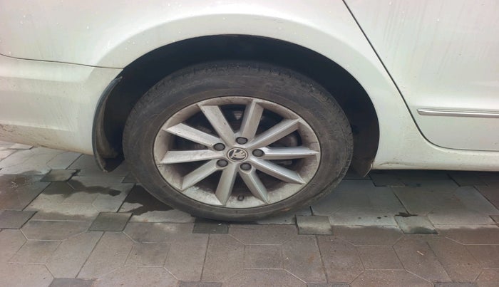 2014 Skoda Superb ELEGANCE 1.8 TSI AT, Petrol, Automatic, 1,11,233 km, tyre