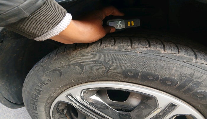 2015 Renault Duster RXE PETROL, Petrol, Manual, 90,694 km, tyre