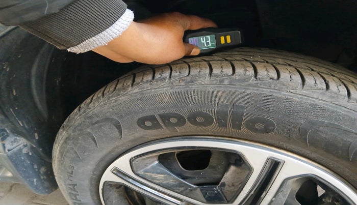 2015 Renault Duster RXE PETROL, Petrol, Manual, 90,694 km, tyre