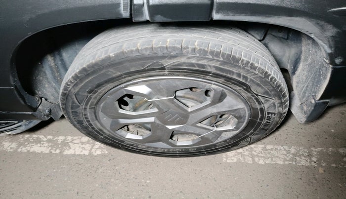 2023 Maruti BREZZA LXI S- CNG, Petrol, Manual, 90,157 km, tyre