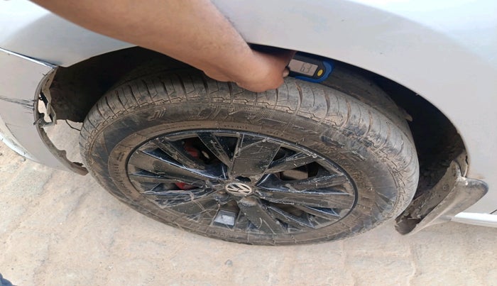 2015 Volkswagen Vento HIGHLINE 1.5 AT, Diesel, Automatic, 1,24,935 km, tyre