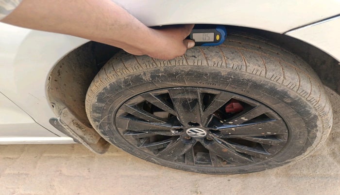 2015 Volkswagen Vento HIGHLINE 1.5 AT, Diesel, Automatic, 1,24,935 km, tyre