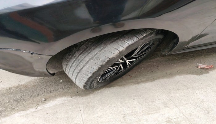 2011 Volkswagen Jetta HIGHLINE TDI AT, Diesel, Automatic, 1,22,338 km, tyre