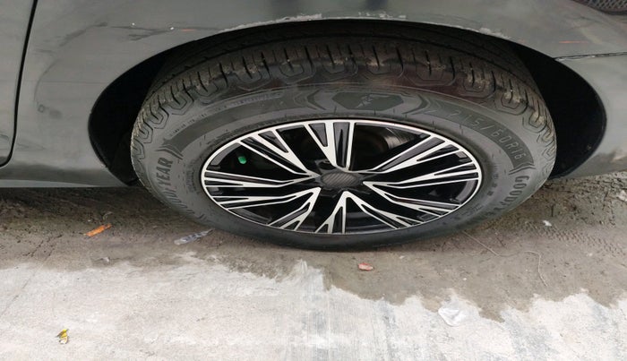 2011 Volkswagen Jetta HIGHLINE TDI AT, Diesel, Automatic, 1,22,338 km, tyre