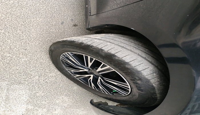 2011 Volkswagen Jetta HIGHLINE TDI AT, Diesel, Automatic, 1,22,338 km, tyre