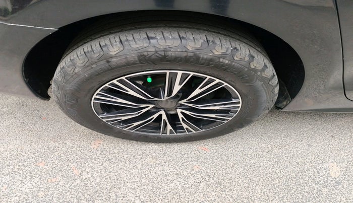 2011 Volkswagen Jetta HIGHLINE TDI AT, Diesel, Automatic, 1,22,338 km, tyre