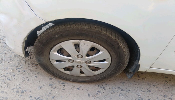 2013 Hyundai i10 MAGNA 1.1, Petrol, Manual, 1,02,731 km, tyre