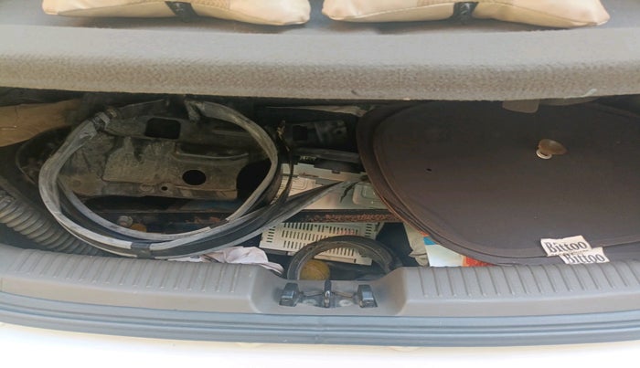 2013 Hyundai i10 MAGNA 1.1, Petrol, Manual, 1,02,731 km, tyre