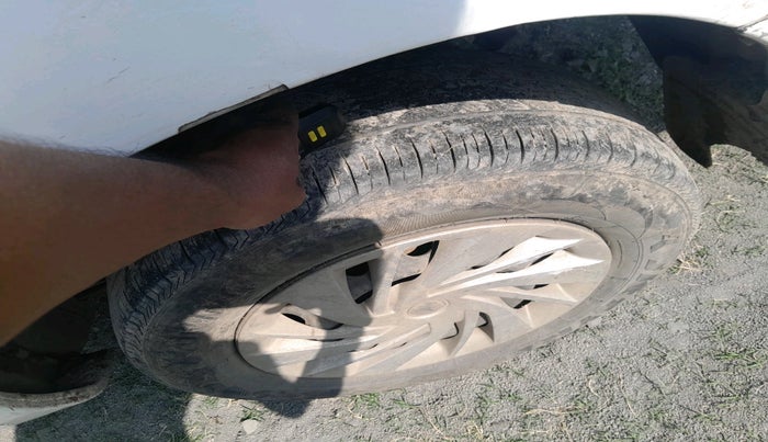 2011 Toyota Innova 2.5 G2 8STR, Diesel, Manual, 1,62,711 km, tyre