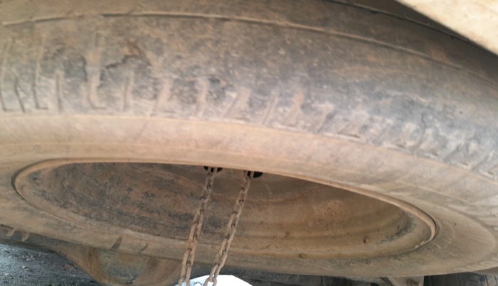 2011 Toyota Innova 2.5 G2 8STR, Diesel, Manual, 1,62,711 km, tyre