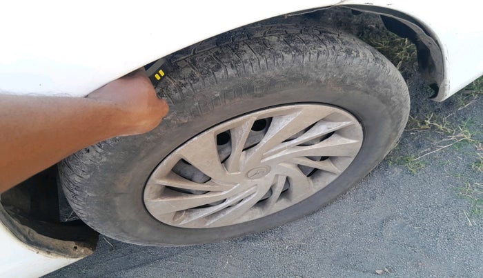 2011 Toyota Innova 2.5 G2 8STR, Diesel, Manual, 1,62,711 km, tyre