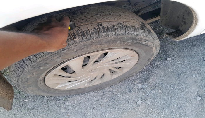 2011 Toyota Innova 2.5 G2 8STR, Diesel, Manual, 1,62,711 km, tyre