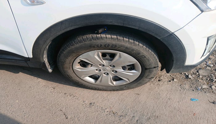 2016 Hyundai Creta BASE 1.4 DIESEL, Diesel, Manual, 2,41,891 km, tyre