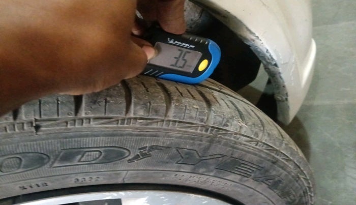 2012 Chevrolet Aveo LS 1.4, Petrol, Manual, 1,00,315 km, tyre