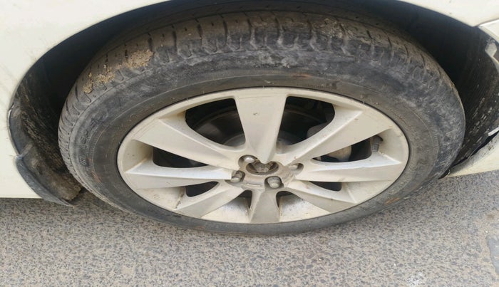 2013 Hyundai Verna FLUIDIC 1.6 CRDI SX, Diesel, Manual, 1,44,379 km, tyre