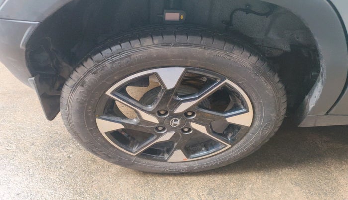 2023 Tata PUNCH CREATIVE  MT, Petrol, Manual, 7,727 km, tyre