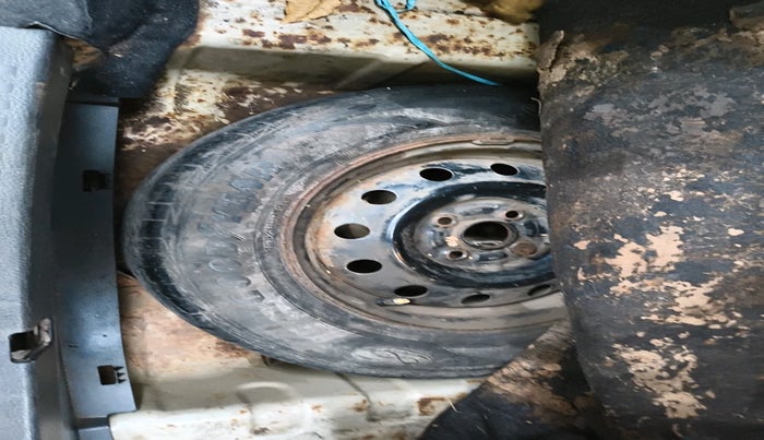 2011 Maruti Swift Dzire VXI, Petrol, Manual, 1,18,400 km, tyre