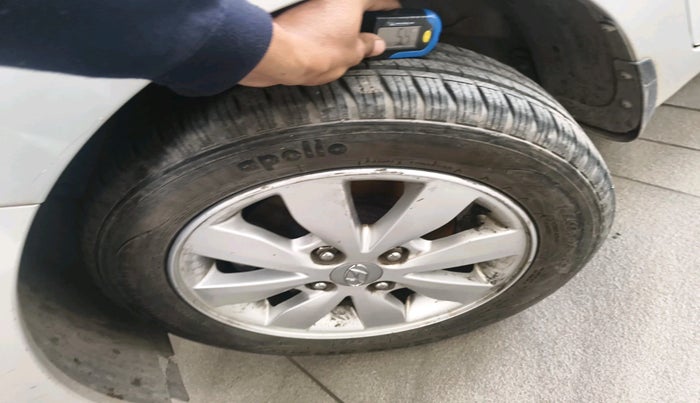 2015 Hyundai Xcent SX 1.2, Petrol, Manual, 1,05,460 km, tyre