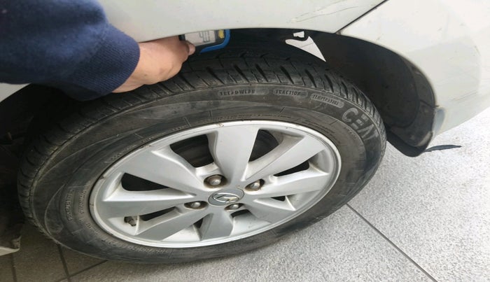 2015 Hyundai Xcent SX 1.2, Petrol, Manual, 1,05,460 km, tyre