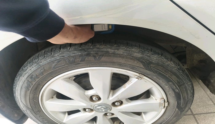 2015 Hyundai Xcent SX 1.2, Petrol, Manual, 1,05,460 km, tyre