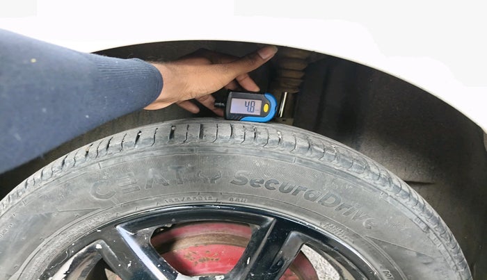 2013 Volkswagen Vento HIGHLINE DIESEL 1.6, Diesel, Manual, 1,72,856 km, tyre