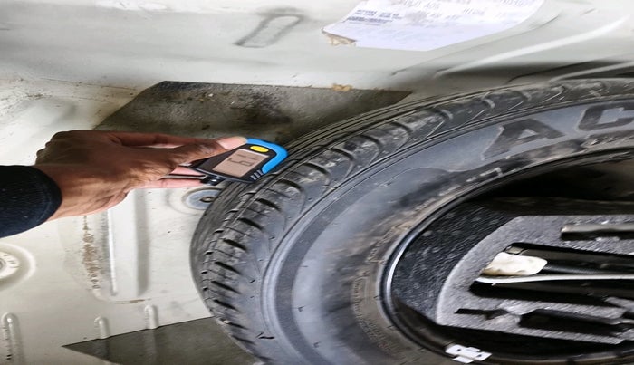 2013 Volkswagen Vento HIGHLINE DIESEL 1.6, Diesel, Manual, 1,72,856 km, tyre