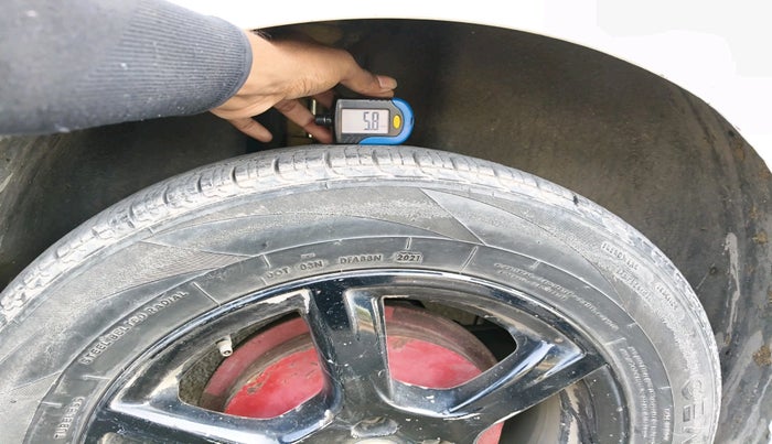 2013 Volkswagen Vento HIGHLINE DIESEL 1.6, Diesel, Manual, 1,72,856 km, tyre