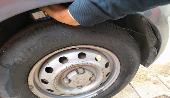 2012 Hyundai i10 ERA 1.1, Petrol, Manual, 1,11,061 km, tyre