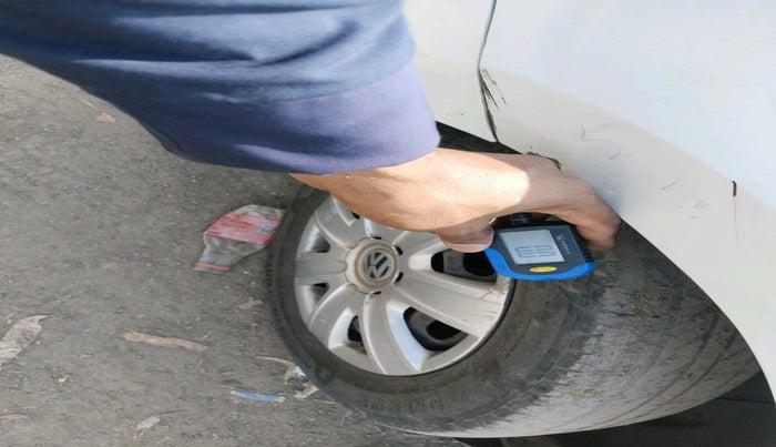 2010 Volkswagen Polo COMFORTLINE 1.2L PETROL, Petrol, Manual, 1,43,177 km, tyre