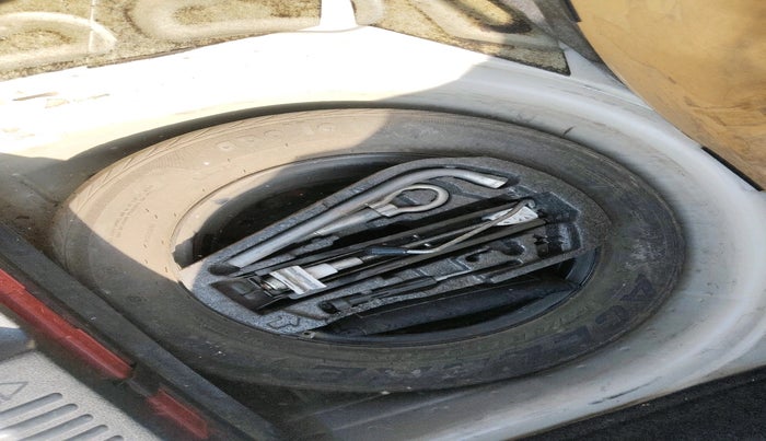 2010 Volkswagen Polo COMFORTLINE 1.2L PETROL, Petrol, Manual, 1,43,177 km, tyre