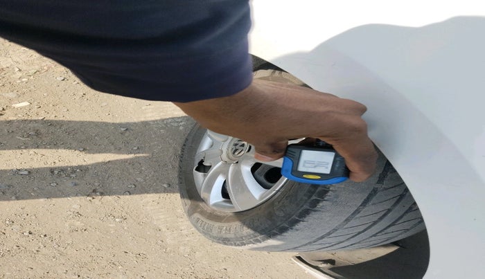 2010 Volkswagen Polo COMFORTLINE 1.2L PETROL, Petrol, Manual, 1,43,177 km, tyre