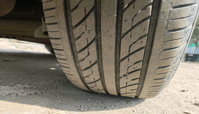 2010 Volkswagen Polo COMFORTLINE 1.2L PETROL, Petrol, Manual, 1,43,177 km, tyre