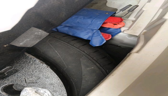 2022 Mahindra XUV300 W8 (O) 1.5 DIESEL AMT, Diesel, Automatic, 73,621 km, tyre