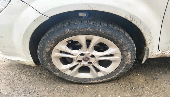 2015 Fiat Linea DYNAMIC 1.3 L ADVANCED MULTIJET, Diesel, Manual, 1,95,901 km, tyre