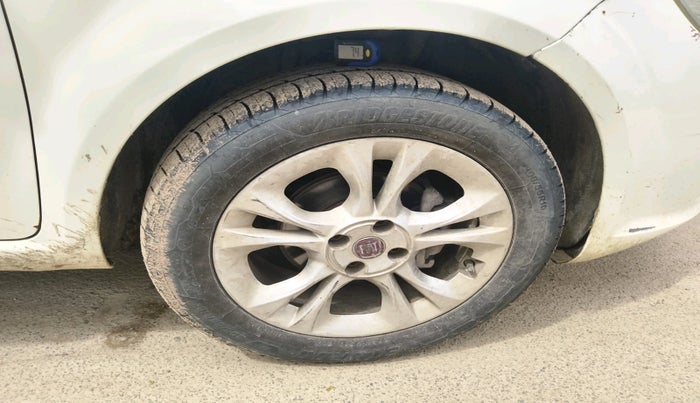 2015 Fiat Linea DYNAMIC 1.3 L ADVANCED MULTIJET, Diesel, Manual, 1,95,901 km, tyre