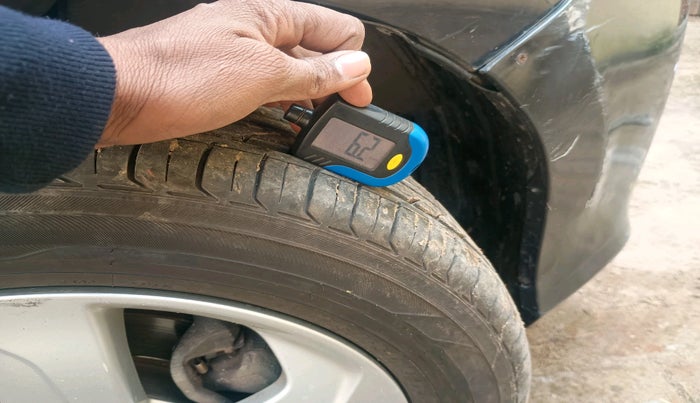 2015 Honda City 1.5L I-VTEC V MT, Petrol, Manual, 2,54,780 km, tyre