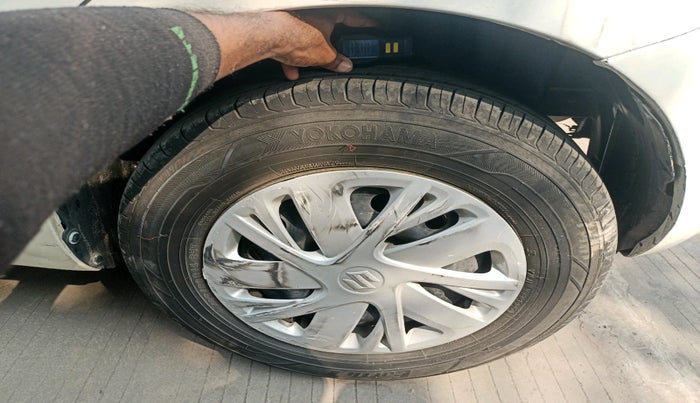 2015 Maruti Swift VXI, Petrol, Manual, 1,21,835 km, tyre