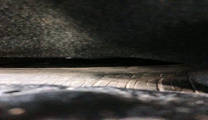 2015 Maruti Swift VXI, Petrol, Manual, 1,21,835 km, tyre