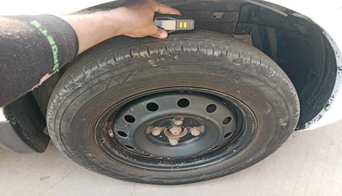 2015 Maruti Swift VXI, Petrol, Manual, 1,21,835 km, tyre