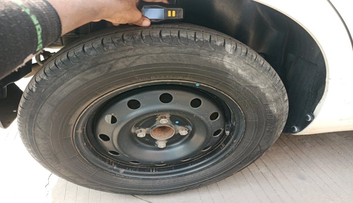 2015 Maruti Swift VXI, Petrol, Manual, 1,21,835 km, tyre