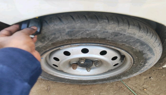 2015 Hyundai Xcent S 1.2, Petrol, Manual, 1,42,300 km, tyre