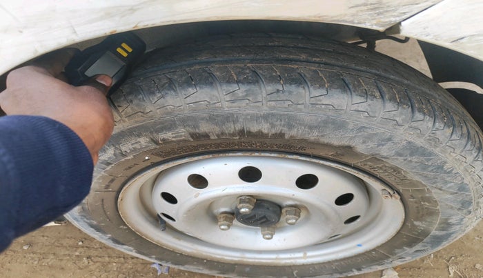 2015 Hyundai Xcent S 1.2, Petrol, Manual, 1,42,300 km, tyre