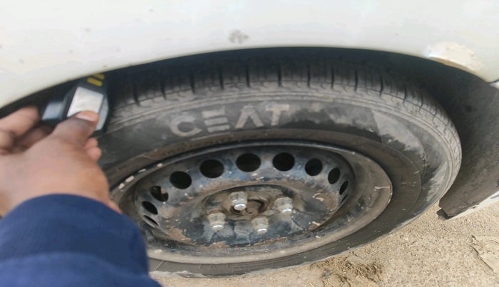 2015 Hyundai Xcent S 1.2, Petrol, Manual, 1,42,300 km, tyre