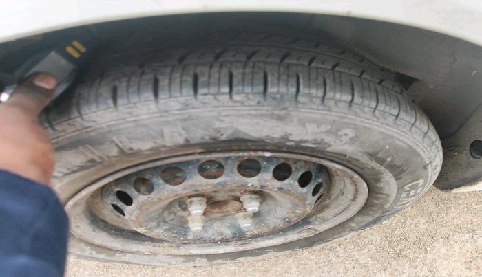 2015 Hyundai Xcent S 1.2, Petrol, Manual, 1,42,300 km, tyre