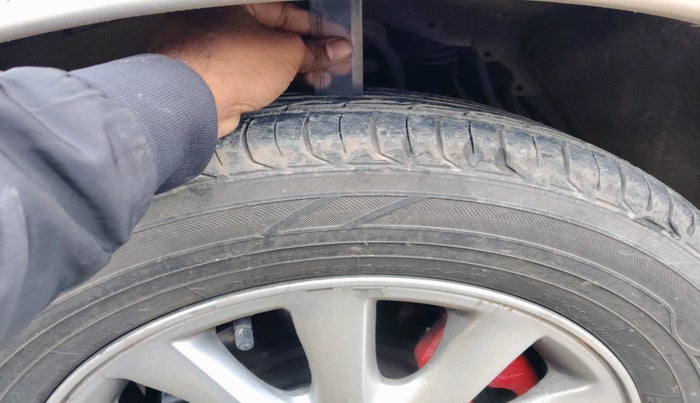 2013 Toyota Innova 2.5 VX 7 STR, Diesel, Manual, 1,28,615 km, tyre